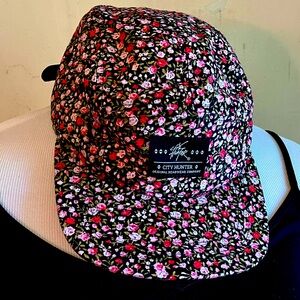 5-panel hat with pink & white floral design
